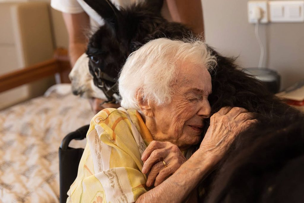Moment de tendresse entre résidente et soignante