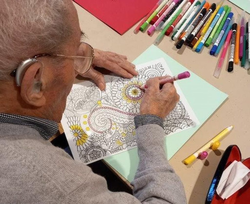 Personnes âgées entrain de colorier un mandala