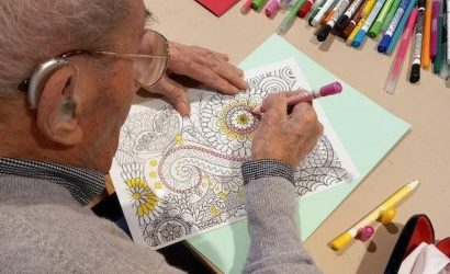 Personnes âgées entrain de colorier un mandala