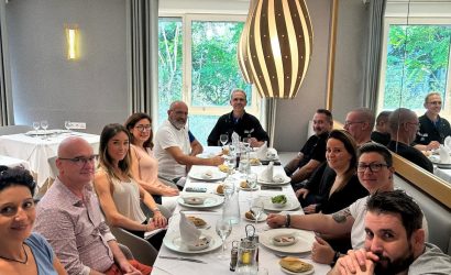 Les cuisiniers rassembler autour d'une table pour manger