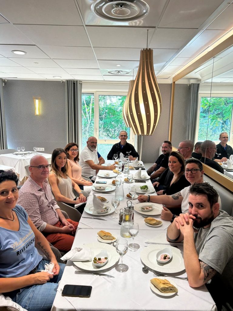 Les cuisiniers rassembler autour d'une table pour manger