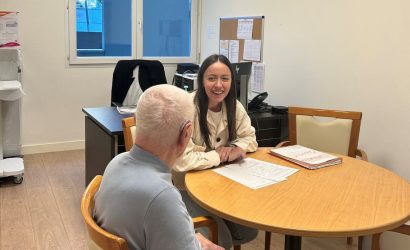 Roxane la neuropsychologue avec un résident pour des tests d'évaluation