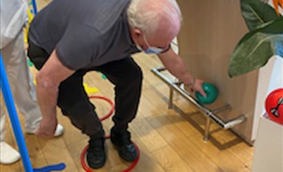 résidents en plein atelier équilibre de prévention des chutes