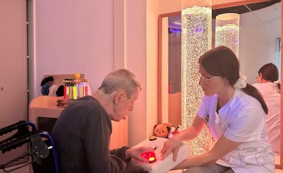 Résident en pleine séance Snoezelen