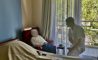 Ludovic, ergothérapeute, en séance individuelle avec une résidente