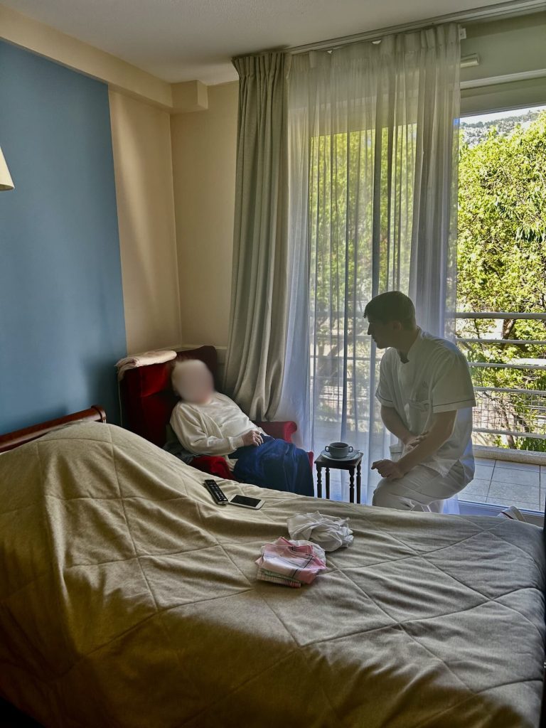 Ludovic, ergothérapeute, en séance individuelle avec une résidente